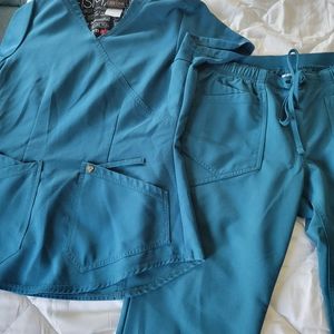 Bermuda Careisma womens scrub set